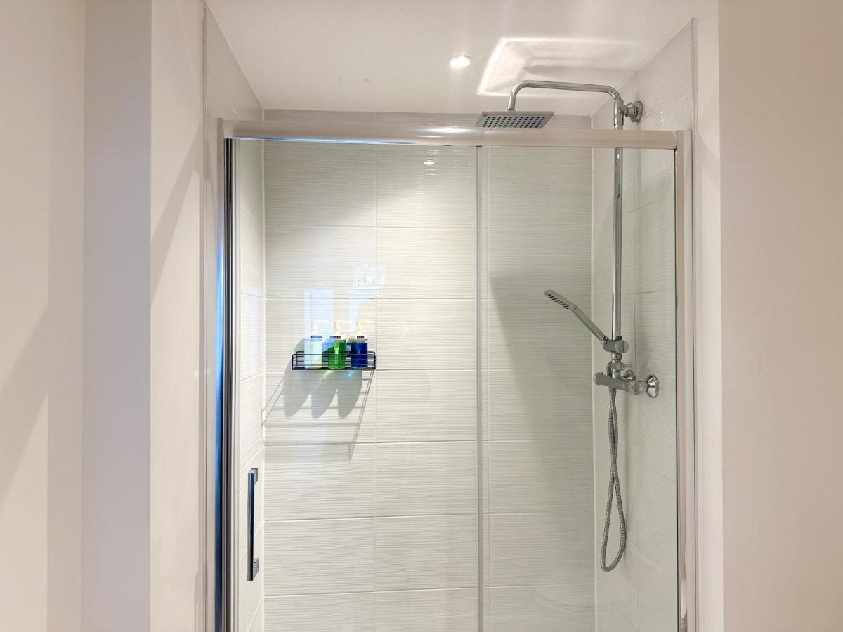 Luxury 2 Bedroom City Centre Apartment - Secure Parking - Amazing Location! Canterbury Ngoại thất bức ảnh